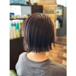 切りっぱなし外はねボブ