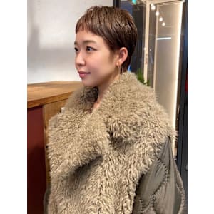 ベリーショート　オン眉　ブロンドベージュ　20代　こなれ感