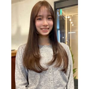 オリーブベージュ　顔周りレイヤー　レイヤーカット　シースルー