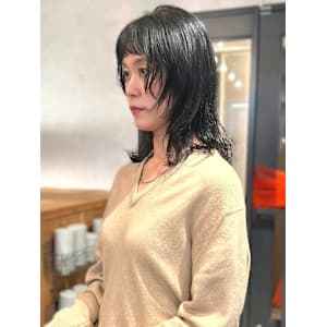 ダークグレー　顔周りレイヤー　オン眉　似合わせカット　小顔