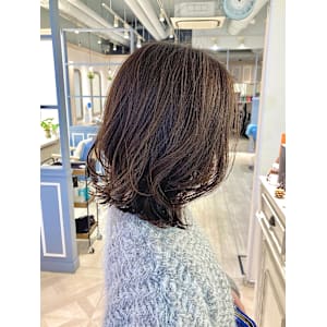 外ハネミディアムオリーブグレージュウェーブミディアム赤羽美容