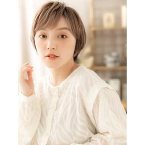 ハイライトカラーオン眉小顔こなれショート　フェザーショート