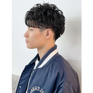 ナチュラルパーマ　束感スタイリング　メンズカジュアル