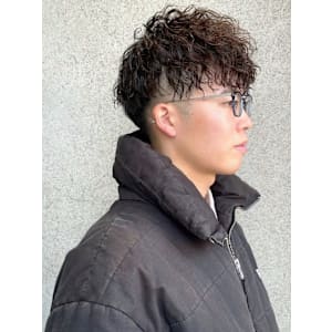 ツイストスパイラルパーマ　マッシュ　スキンフェード　束感