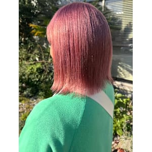 サーモンピンク　ミディアムヘア　ダブルカラー　ダメージレス