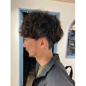 黒髪メンズ立体感シャドウパーマ刈上げアップバング