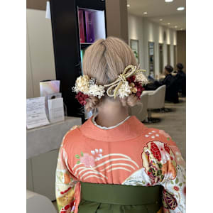 成人式、ライブ用、結婚式などのヘアセットもしてます！