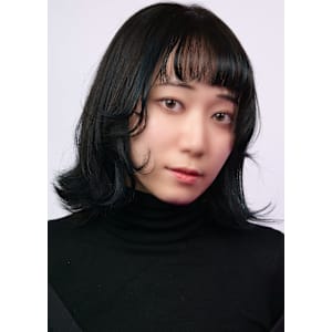 透明感×深みブルージュ、光が当たるたび魅せる艶ショート