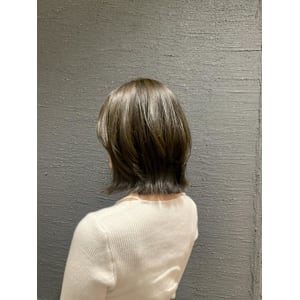 オリーブベージュ×レイヤーボブ