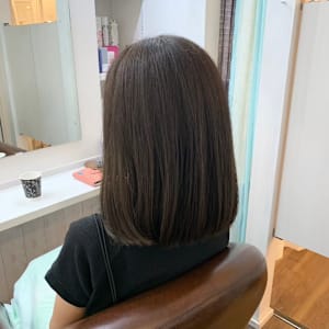 落ち着いたマットブラウンのミディアムヘア