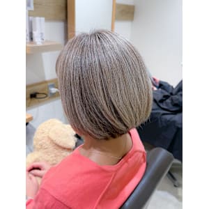 白髪ぼかしハイライトカラー30代40代50代ブルーグレージュ - Mira by KENJE【ミラバイケンジ】掲載中