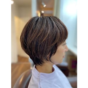 明るい白髪染めで軽いマッシュショート