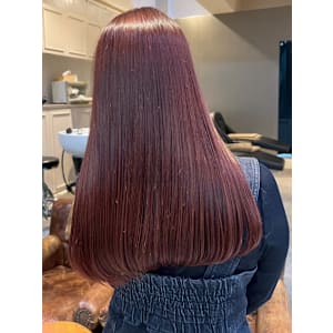 レッドカラー　暖色系カラー　セミロング　艶髪ロング　20代