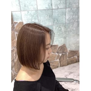 ぱっつんボブ　ミルクティーカラー