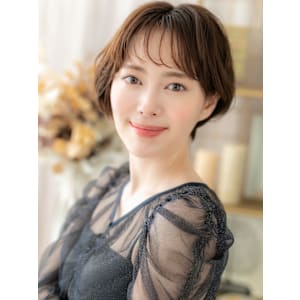 個性的シースルーぱっつん前髪フェミニンボブ　マロンベージュ