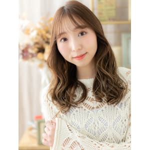 カーキベージュ外国人風小顔グラマラスロング　細めハイライト