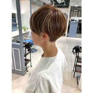 ベリーショート刈り上げ女子ナチュラルハイライト駅近美容室赤羽