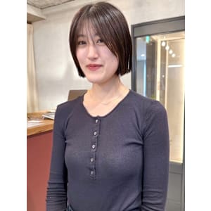 ぱつっとボブ　フェイスレイヤー　大人ショート　グレージュ