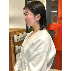 ダークグレージュ　外ハネボブ　シースルーバング　束感