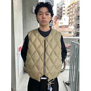 長めのヘアとパーマで大人っぽい雰囲気のあるスタイル