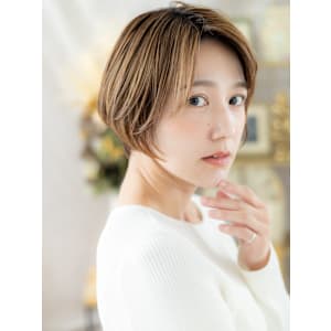 外国人風細めハイライト小顔前髪なしショート　フェザーショート