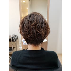 タイトなえり足のゆるふわパーマ