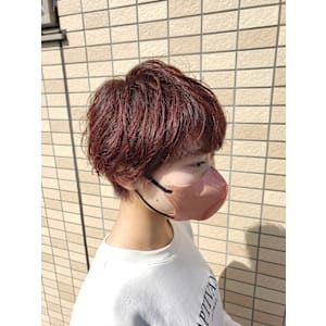 カシスピンクのえり足タイトなショートヘア