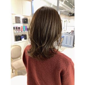 ほうじ茶カラーミディアムウルフ30代40代ヘアスタイル丸顔面