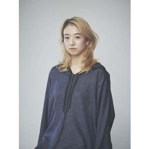 大人可愛いペールベージュミディアムレイヤー