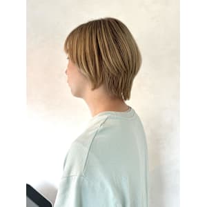 2ブリーチベージュカラー・耳掛け前下がりショート