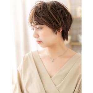 斜めバングひし形レイヤーマッシュショート　フェザーショート