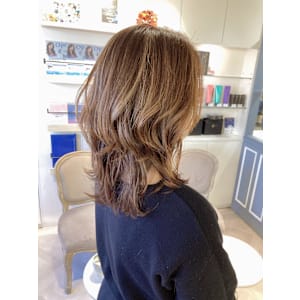 2025年ヘアーハイライトカーキベージュのウルフミディアム