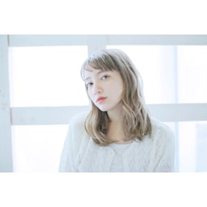 ホワイトブロンド/外国人カラー/ゆるふわ巻き