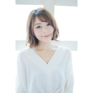 オリーブベージュ/外ハネ/ショートボブ/くすみベージュ