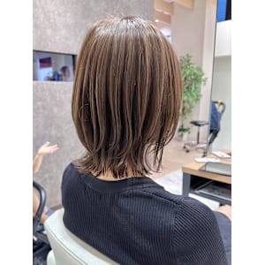 ミディアムウルフ くびれボブ レイヤーカット 外はね