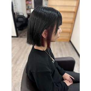 イヤリングカラー切りっぱなしボブスタイル