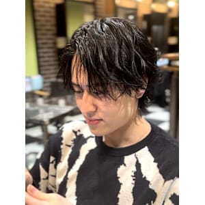 センターパートツイストスパイラルパーマ - NYNY 梅田茶屋町店【ニューヨークニューヨーク ウメダチャヤマチテン】掲載中