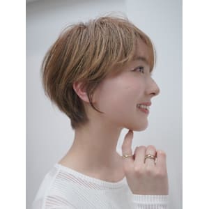 くびれショート×明るめブラウンヘア