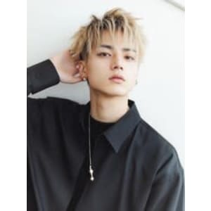 短髪ツーブロック束感モテるハイトーンシークレットパーマ流行