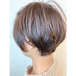 ベージュ×ショート