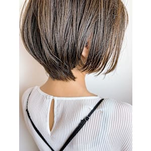 大人可愛いショートアッシュ