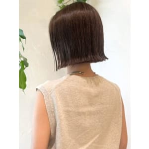 グレージュカラー　外ハネボブ　切りっぱなし　艶髪ショートボブ