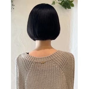 黒髪ボブ　前下がりショート　内巻きワンカール　艶髪