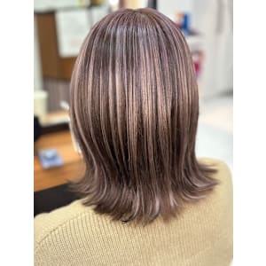 白髪をおしゃれに活かして楽しむ大人の《グレイヘア》