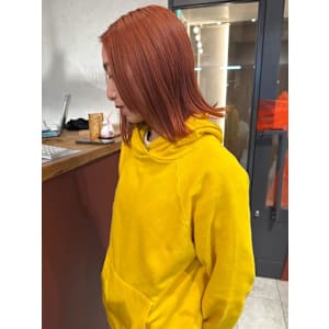 オレンジカラー　ミディアムレイヤー　ワンレン　艶髪ハイトーン