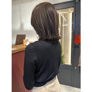 オリーブグレージュ　ミディアムレイヤー　エアリー　くびれ