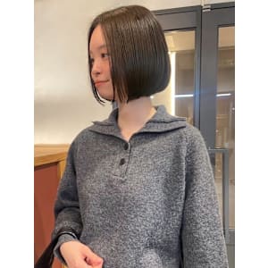 艶髪内巻きボブ　センターパート　オリーブベージュ　ミニボブ