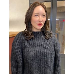 マロンベージュ　センターパート　顔周りレイヤー　外巻き