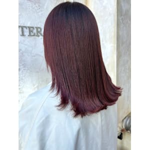 ピンクブラウン　艶カラー　ストレートヘア　レイヤーカット