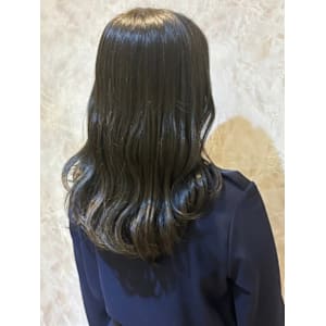 暗めオリーブカラー　透明感カラー　赤み消し　セミロング